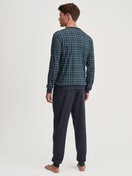 Le mannequin Homme porte le/la Pyjama avec bords élastiques en 100% coton de couleur Vert, À carreaux, de la série Relax Streamline 3 de CALIDA, Vue arrière