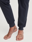 Le mannequin Homme porte le/la Pyjama avec bords élastiques en 100% coton de couleur Vert, À carreaux, de la série Relax Streamline 3 de CALIDA, Détail