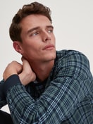 Le mannequin Homme porte le/la Pyjama avec bords élastiques en 100% coton de couleur Vert, À carreaux, de la série Relax Streamline 3 de CALIDA, Image supplémentaire