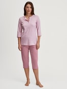 Damen-Model trägt Capri-Pyjama aus 100% Baumwolle in Rosa, Gestreift aus Serie Striped Dreams von CALIDA, Vorderansicht