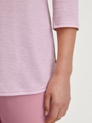Damen-Model trägt Capri-Pyjama aus 100% Baumwolle in Rosa, Gestreift aus Serie Striped Dreams von CALIDA, Detail