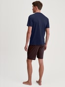 Herren-Model trägt Kurz-Pyjama aus 100% Baumwolle in Blau, Einfarbig aus Serie Relax Choice 1 von CALIDA, Rückansicht