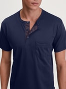 Herren-Model trägt Kurz-Pyjama aus 100% Baumwolle in Blau, Einfarbig aus Serie Relax Choice 1 von CALIDA, Detail