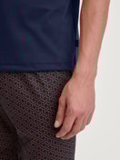 Herren-Model trägt Kurz-Pyjama aus 100% Baumwolle in Blau, Einfarbig aus Serie Relax Choice 1 von CALIDA, Detail
