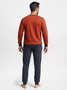 Le mannequin Homme porte le/la Pyjama avec bords élastiques en 100% coton de couleur Rouge, Rayée, de la série Nightwear Xtra de CALIDA, Vue arrière