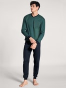 Le mannequin Homme porte le/la Pyjama avec bords élastiques en 100% coton de couleur Vert, Rayée, de la série Nightwear Xtra de CALIDA, Vue de face