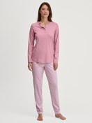 Damen-Model trägt Pyjama, lang aus 100% Baumwolle in Rosa, Gestreift aus Serie Striped Dreams von CALIDA, Vorderansicht