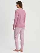 Damen-Model trägt Pyjama, lang aus 100% Baumwolle in Rosa, Gestreift aus Serie Striped Dreams von CALIDA, Rückansicht