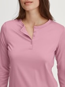 Damen-Model trägt Pyjama, lang aus 100% Baumwolle in Rosa, Gestreift aus Serie Striped Dreams von CALIDA, Detail