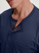 Herren-Model trägt Pyjama, lang aus 100% Baumwolle in Blau, Einfarbig aus Serie Relax Choice 1 von CALIDA, Detail