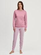 Damen-Model trägt Bündchen-Pyjama aus 100% Baumwolle in Rosa, Gestreift aus Serie Striped Dreams von CALIDA, Vorderansicht