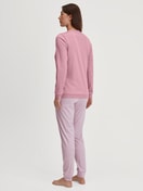 Damen-Model trägt Bündchen-Pyjama aus 100% Baumwolle in Rosa, Gestreift aus Serie Striped Dreams von CALIDA, Rückansicht