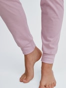 Damen-Model trägt Bündchen-Pyjama aus 100% Baumwolle in Rosa, Gestreift aus Serie Striped Dreams von CALIDA, Detail