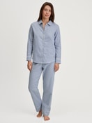 Damen-Model trägt Flanell-Pyjama mit Knöpfen aus 100% Baumwolle in Blau, Kariert aus Serie Flannel Dreams von CALIDA, Vorderansicht