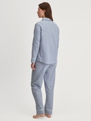 Damen-Model trägt Flanell-Pyjama mit Knöpfen aus 100% Baumwolle in Blau, Kariert aus Serie Flannel Dreams von CALIDA, Rückansicht