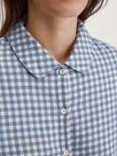 Damen-Model trägt Flanell-Pyjama mit Knöpfen aus 100% Baumwolle in Blau, Kariert aus Serie Flannel Dreams von CALIDA, Detail