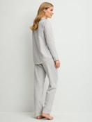 Damen-Model trägt Flanell-Pyjama mit Knöpfen aus 100% Baumwolle in Blau, Einfarbig aus Serie Flannel Dreams von CALIDA, Rückansicht