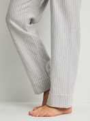 Damen-Model trägt Flanell-Pyjama mit Knöpfen aus 100% Baumwolle in Blau, Einfarbig aus Serie Flannel Dreams von CALIDA, Detail
