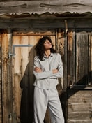 Damen-Model trägt Flanell-Pyjama mit Knöpfen aus 100% Baumwolle in Blau, Einfarbig aus Serie Flannel Dreams von CALIDA, Zusatzbild