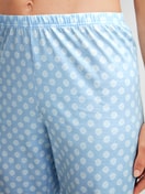 Le mannequin Femme porte le/la Pyjama boutonné sur toute la longueur en 100% coton de couleur Bleu, À motifs, de la série Lovely Nights de CALIDA, Détail