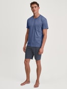 Herren-Model trägt Kurz-Pyjama aus 100% Baumwolle in Blau, Gemustert aus Serie Relax Imprint 1 von CALIDA, Vorderansicht