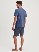 Herren-Model trägt Kurz-Pyjama aus 100% Baumwolle in Blau, Gemustert aus Serie Relax Imprint 1 von CALIDA, Rückansicht