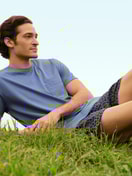 Herren-Model trägt Kurz-Pyjama aus 100% Baumwolle in Blau, Gemustert aus Serie Relax Imprint 1 von CALIDA, Vorderansicht