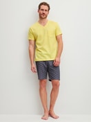 Herren-Model trägt Kurz-Pyjama aus 100% Baumwolle in Gelb, Gemustert aus Serie EDITION 85 von CALIDA, Vorderansicht