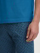 Herren-Model trägt Kurz-Pyjama aus 100% Baumwolle in Blau, Gemustert aus Serie Relax Imprint 2 von CALIDA, Detail
