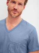 La modella / Il modello Uomo indossa Pigiama corto in 100% cotone di colore Blu, Modello, della serie Relax Imprint 2 di CALIDA, Dettaglio