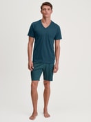 Herren-Model trägt Kurz-Pyjama aus 100% Baumwolle in Türkis, Gemustert aus Serie Relax Imprint 3 von CALIDA, Vorderansicht