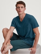 Herren-Model trägt Kurz-Pyjama aus 100% Baumwolle in Türkis, Gemustert aus Serie Relax Imprint 3 von CALIDA, Vorderansicht