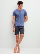 Le mannequin Homme porte le/la Pyjama court en 100% coton de couleur Bleu, À motifs, de la série Relax Imprint 1 de CALIDA, Vue de face