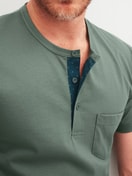 Men model is wearing Short pyjama made of 100% Cotton in Green, Patterned from the Relax Imprint 1 series by CALIDA, Detail