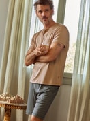 Le mannequin Homme porte le/la Pyjama court en 100% coton de couleur Bleu, À motifs, de la série Relax Choice 1 de CALIDA, Vue de face