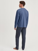 Herren-Model trägt Pyjama, lang aus 100% Baumwolle in Blau, Gemustert aus Serie Relax Imprint 1 von CALIDA, Rückansicht
