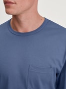 Herren-Model trägt Pyjama, lang aus 100% Baumwolle in Blau, Gemustert aus Serie Relax Imprint 1 von CALIDA, Detail