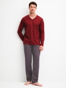 Herren-Model trägt Pyjama, lang aus 100% Baumwolle in Rot, Gemustert aus Serie Cotton Special von CALIDA, Vorderansicht