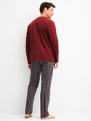Herren-Model trägt Pyjama, lang aus 100% Baumwolle in Rot, Gemustert aus Serie Cotton Special von CALIDA, Rückansicht