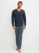 Herren-Model trägt Pyjama, lang aus 100% Baumwolle in Blau, Gestreift aus Serie Cotton Special von CALIDA, Vorderansicht