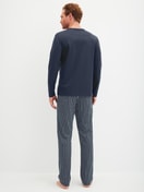 Herren-Model trägt Pyjama, lang aus 100% Baumwolle in Blau, Gestreift aus Serie Cotton Special von CALIDA, Rückansicht