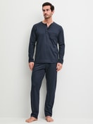 Herren-Model trägt Pyjama, lang aus 100% Baumwolle in Blau, Gemustert aus Serie EDITION 85 von CALIDA, Vorderansicht