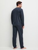 Herren-Model trägt Pyjama, lang aus 100% Baumwolle in Blau, Gemustert aus Serie EDITION 85 von CALIDA, Rückansicht