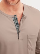 Herren-Model trägt Pyjama, lang aus 100% Baumwolle in Blau, Gemustert aus Serie Relax Choice 1 von CALIDA, Detail