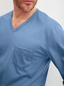 La modella / Il modello Uomo indossa Pigiami, lunghi in 100% cotone di colore Blu, Modello, della serie Relax Imprint 2 di CALIDA, Dettaglio