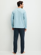 Herren-Model trägt Pyjama, lang aus 100% Baumwolle in Blau, Gemustert aus Serie Relax Imprint 3 von CALIDA, Rückansicht