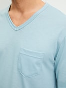 Herren-Model trägt Pyjama, lang aus 100% Baumwolle in Blau, Gemustert aus Serie Relax Imprint 3 von CALIDA, Detail