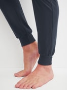 Le mannequin Homme porte le/la Pyjama avec bords élastiques en 100% coton de couleur Vert, À motifs, de la série Cotton Special de CALIDA, Détail