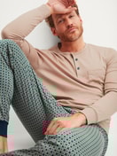 Herren-Model trägt Bündchen-Pyjama aus 100% Baumwolle in Blau, Gemustert aus Serie Relax Choice 1 von CALIDA, Vorderansicht