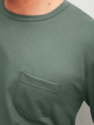 Herren-Model trägt Bündchen-Pyjama aus 100% Baumwolle in Grün, Gemustert aus Serie Relax Imprint 1 von CALIDA, Detail